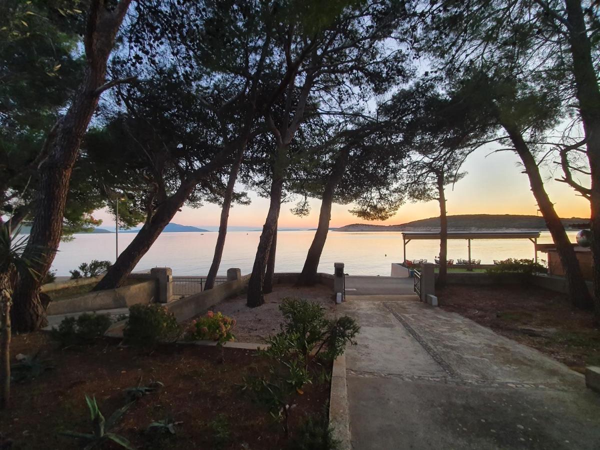 Sidus Maris, Spacious Seaside Apartment With Free Parking Martinscica  Exterior photo