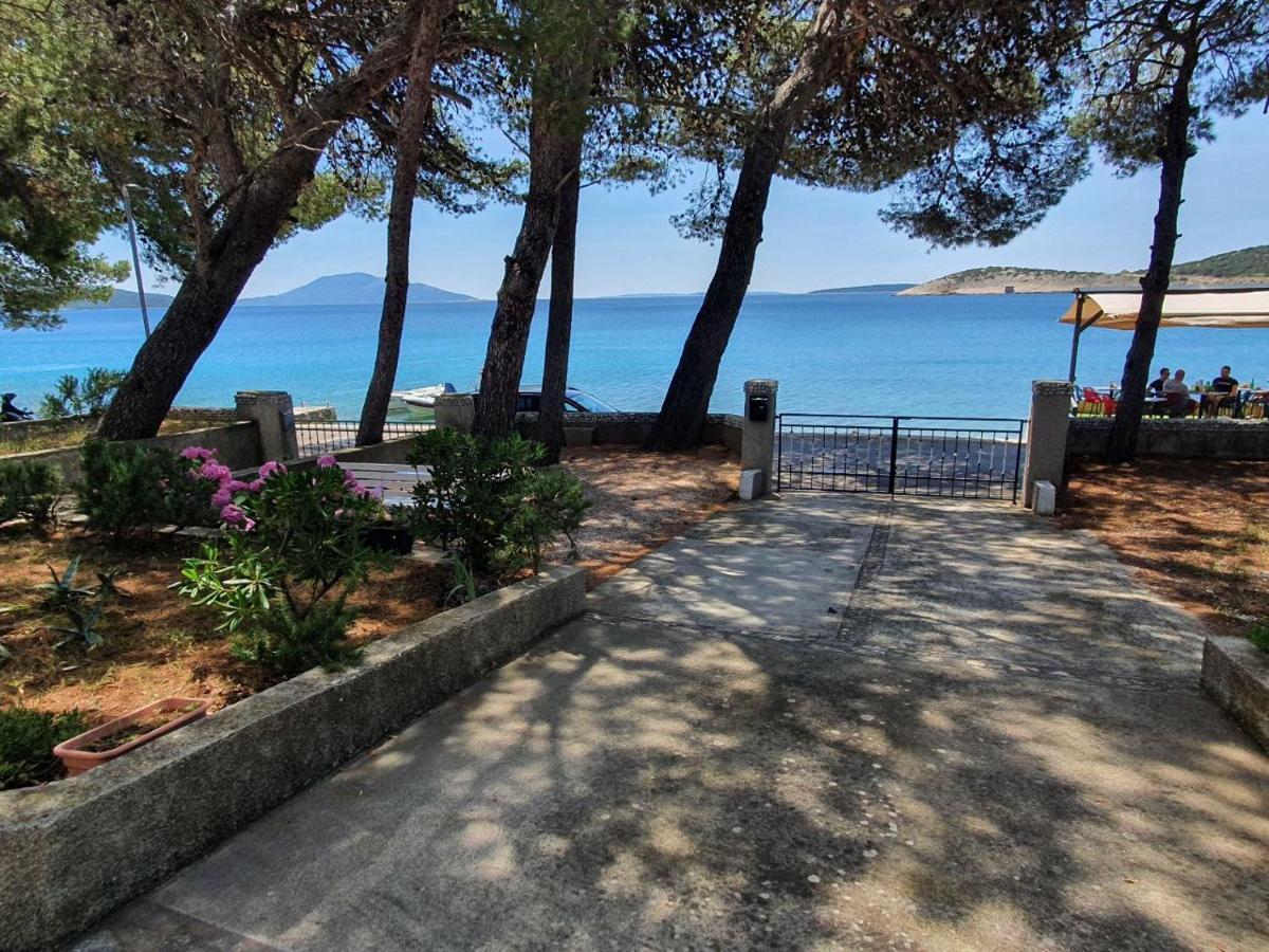 Sidus Maris, Spacious Seaside Apartment With Free Parking Martinscica  Exterior photo
