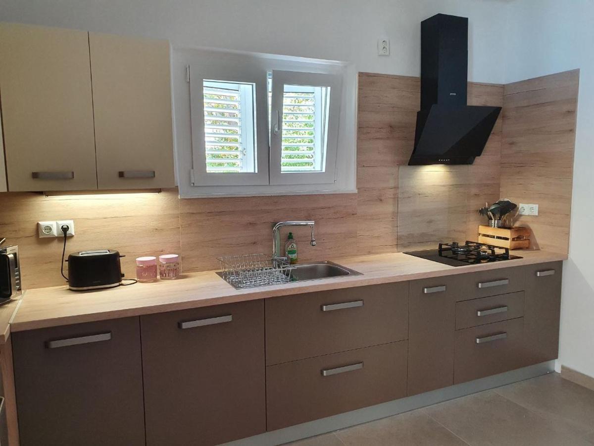 Sidus Maris, Spacious Seaside Apartment With Free Parking Martinscica  Exterior photo