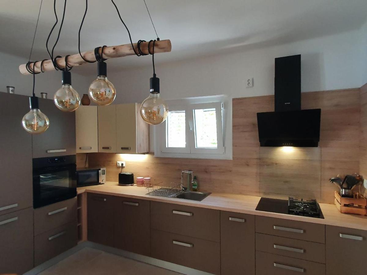 Sidus Maris, Spacious Seaside Apartment With Free Parking Martinscica  Exterior photo