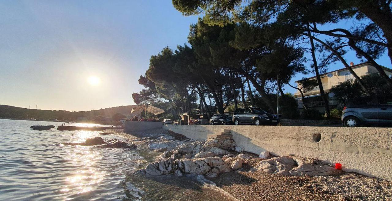 Sidus Maris, Spacious Seaside Apartment With Free Parking Martinscica  Exterior photo